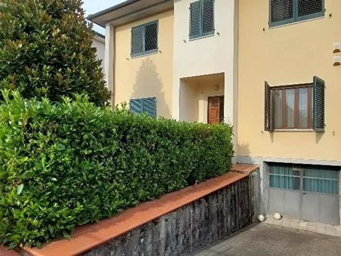 Casa con 9 locali in vendita in Pistoia