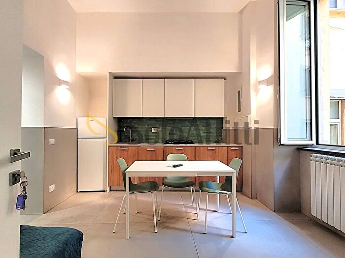 Appartamento trilocale in affitto in Via San Biagio ai Taffettanari, Napoli