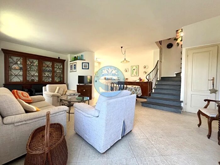 Casa con 11 locali in vendita in Pietrasanta