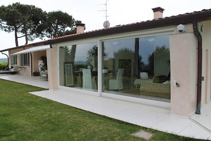 Casa con 15 locali in vendita in Forli