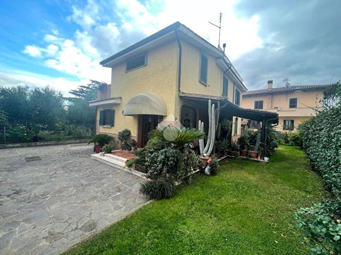 Casa con 5 locali in vendita in Via Appia Nuova Km, Marino
