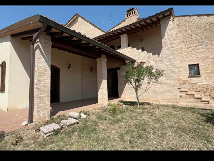 Casa con 5 locali in vendita in Montefalco