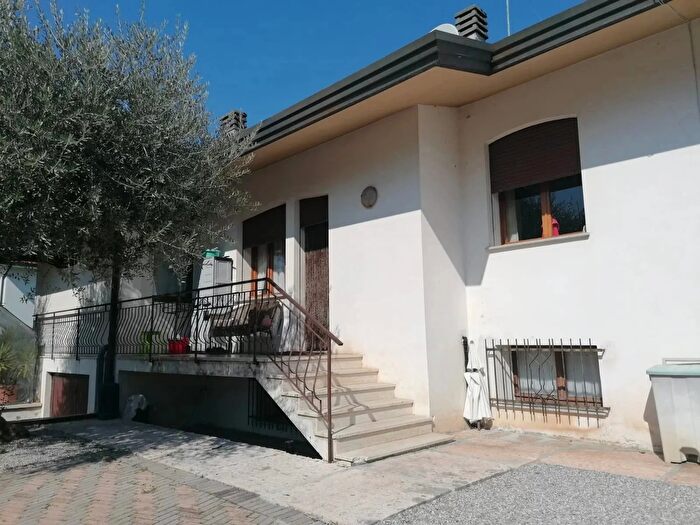 Casa con 8 locali in vendita in Godega Di SantUrbano