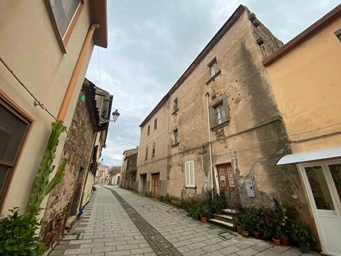 Casa con 8 locali in vendita in Via Nazionale, Oschiri