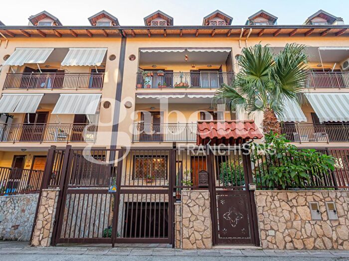 Casa con 7 locali in vendita in Via Micco Spadaro, Giugliano In Campania