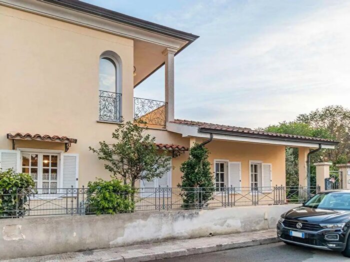 Casa con 7 locali in vendita in Via Filarete, Olbia