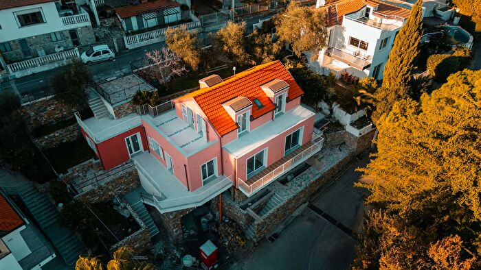 Casa con 8 locali in vendita in Strada della Colla, Andora