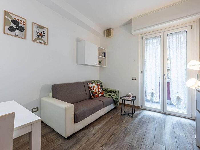 Appartamento trilocale in affitto in Via Giambellino, Giambellino, Milano