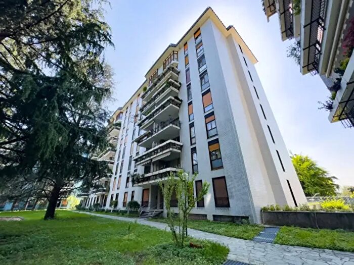 Appartamento con 6 locali in vendita in Via Volturno, Brugherio