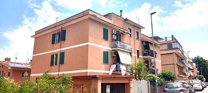 Appartamento trilocale in vendita in Via Giuseppe Macchi, Roma