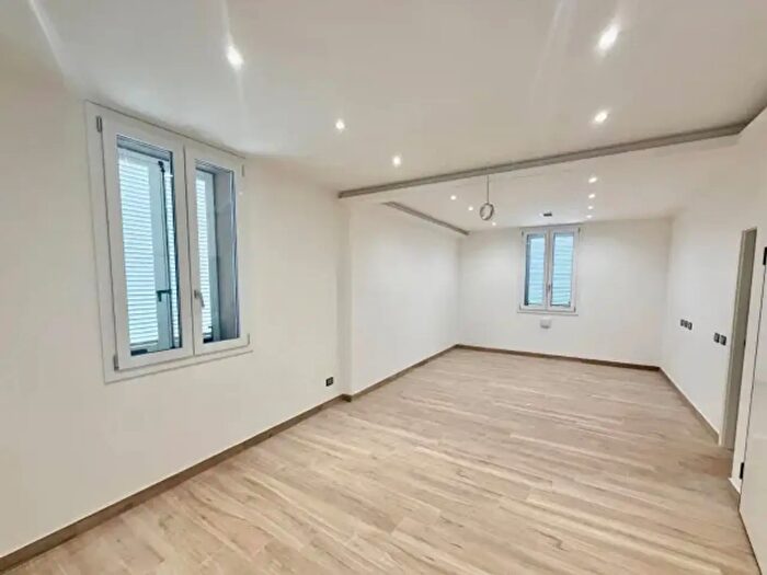 Appartamento quadrilocale in vendita in Via Montebello, Piacenza