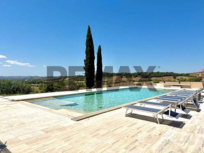 Casa con 9 locali in vendita in Campagnatico