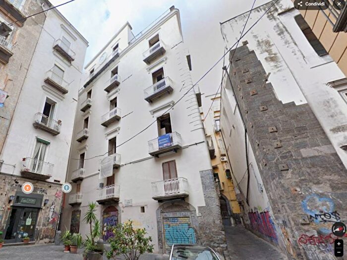 Casa con 6 locali in affitto in Largo Ecce Homo, Centro Storico, Napoli