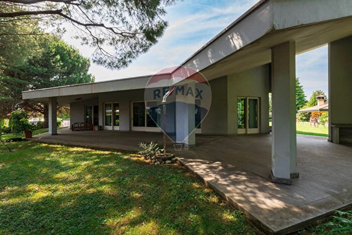 Casa con 7 locali in vendita in Via Papa Giovanni XXIII, Lonate Pozzolo