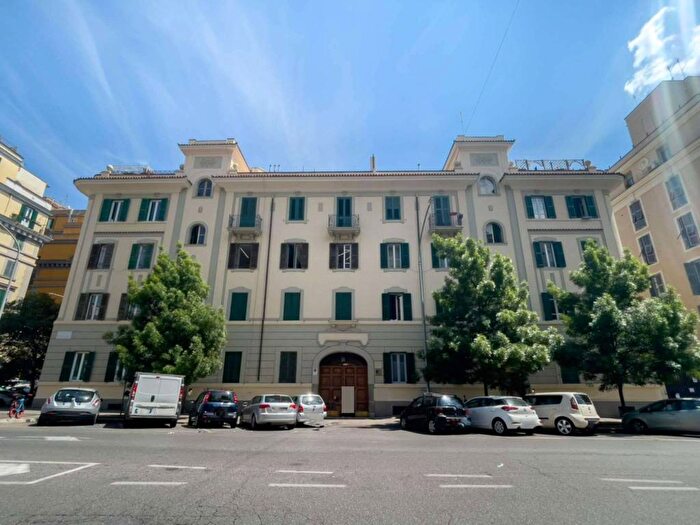 Appartamento trilocale in affitto in via Albalonga, Re di Roma, Roma