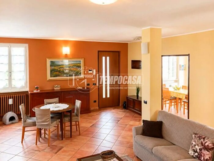 Casa con 6 locali in vendita in Via Airuno, Brivio