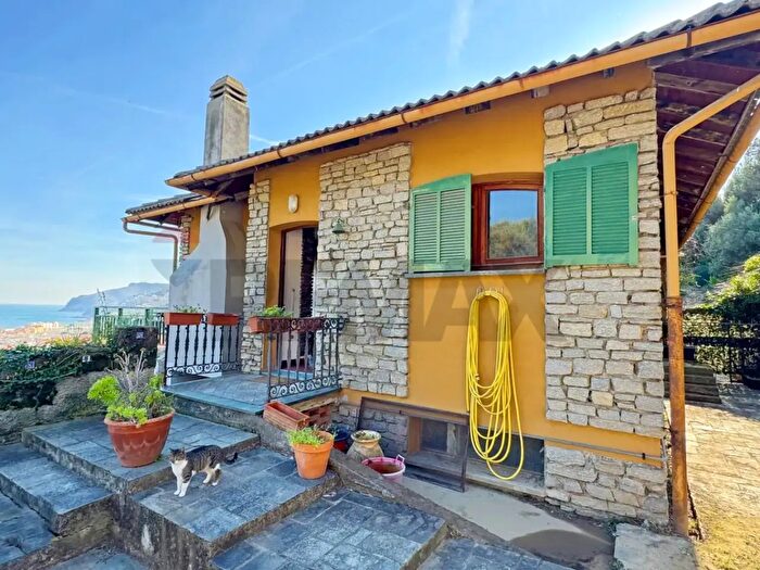 Casa con 9 locali in vendita in Via alla Rocca, Spotorno