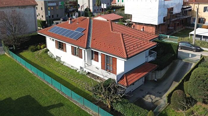 Casa quadrilocale in vendita in Via a Volta Cogliate, Cogliate