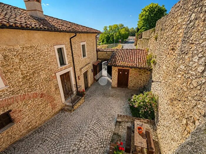 Casa con 7 locali in vendita in Via Madonna del Ponte, L'Aquila
