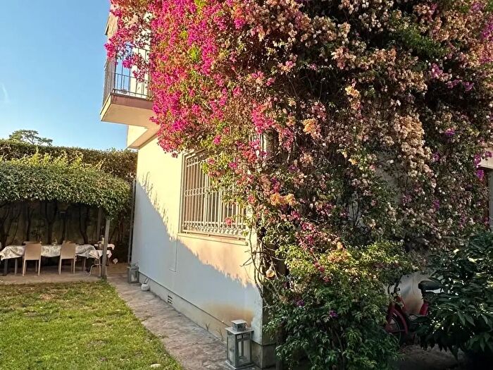 Casa con 7 locali in vendita in Viareggio