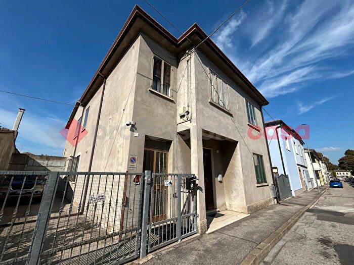 Casa con 6 locali in vendita in Via Piazzetta G Carducci, Legnago