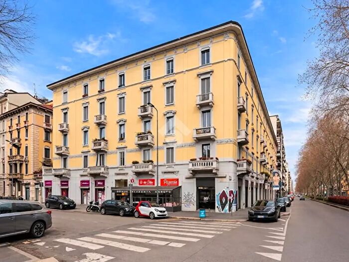 Appartamento trilocale in vendita in Piazza Emilia, Milano
