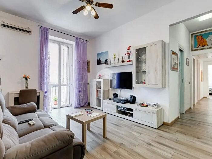 Appartamento trilocale in vendita in Via Capraia, Roma