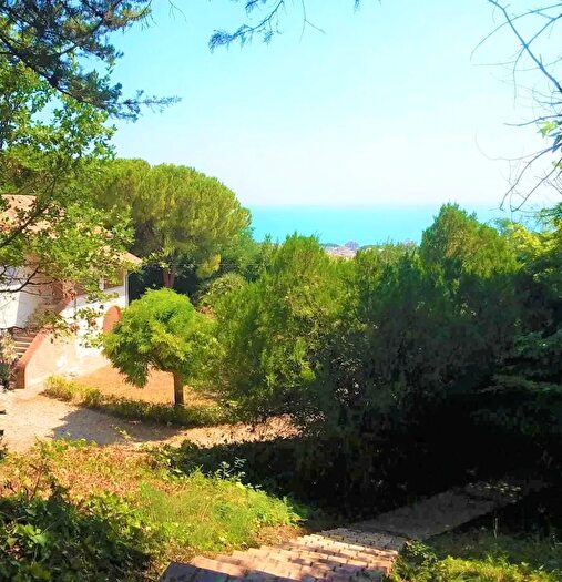 Casa con 10 locali in vendita in Tortoreto