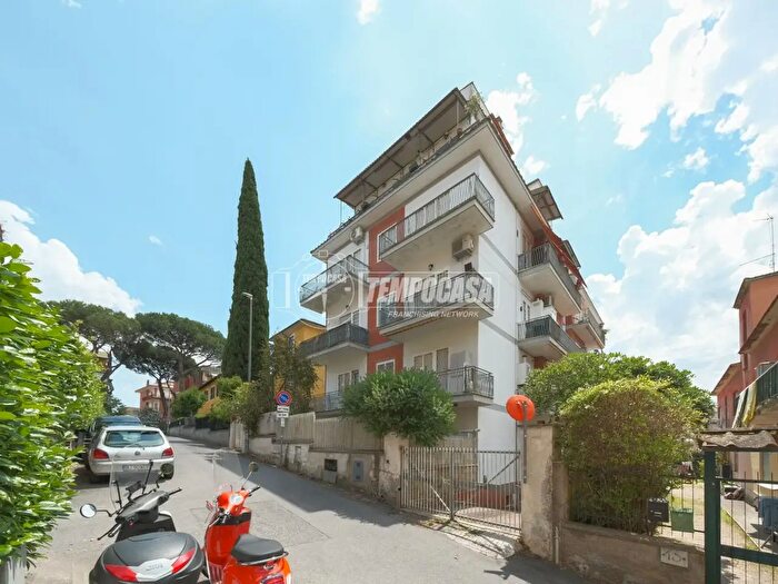 Appartamento trilocale in vendita in Via Corchiano, Roma