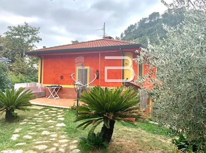 Casa con 6 locali in vendita in Pietrasanta