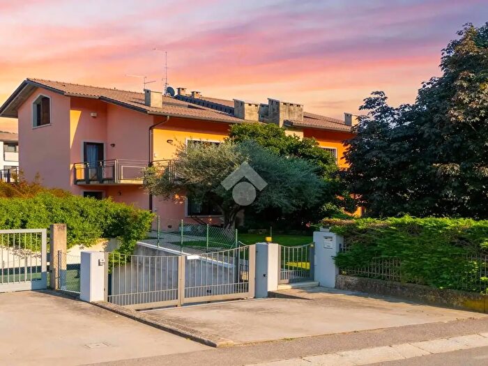 Casa con 7 locali in vendita in Via Emanuele Nicolini, Verona