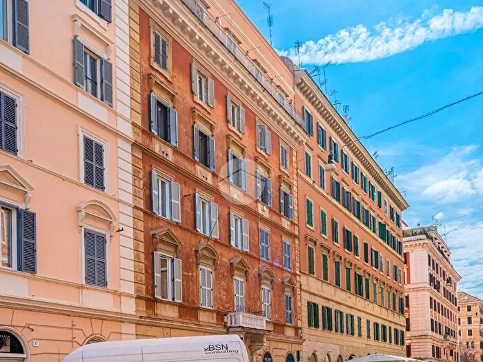 Appartamento trilocale in vendita in Ad Piazza Cola di Rienzo, Roma