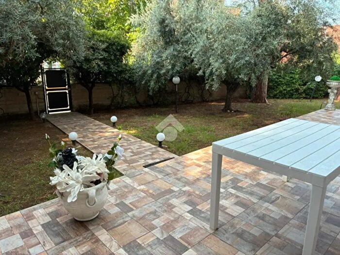 Appartamento con 5 locali in vendita in Via di Valle Alessandra, Roma