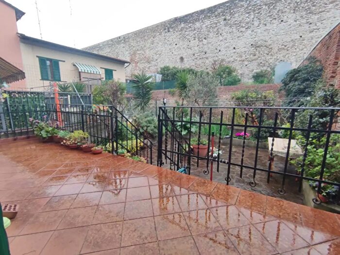 Casa con 5 locali in vendita in Prato