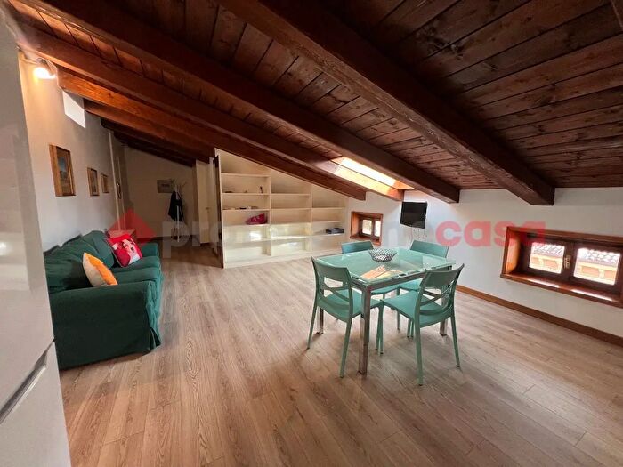 Appartamento trilocale in affitto in Via Sottoriva, Verona