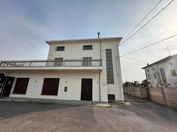 Casa con 10 locali in vendita in Via Codroipo, Codroipo