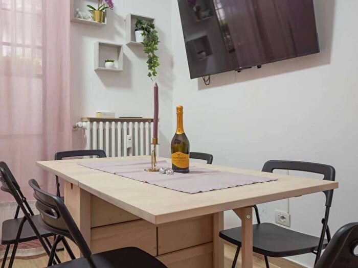 Appartamento trilocale in affitto in Via Cesare Balbo, Bocconi, Milano