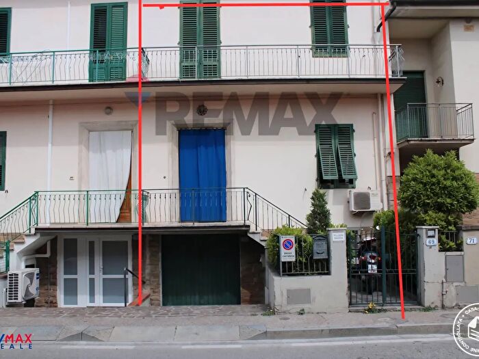 Casa con 6 locali in vendita in Capraia E Limite