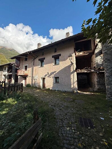 Casa quadrilocale in vendita in Extrapieraz Rue De lEglise, Brusson