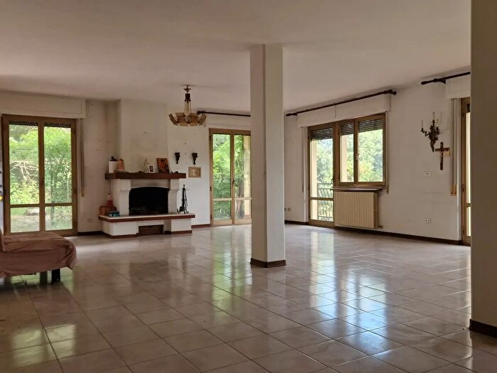 Casa con 12 locali in vendita in Via del Larice, Perugia