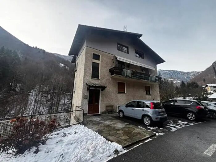 Appartamento quadrilocale in vendita in Via Roma, Boccioleto