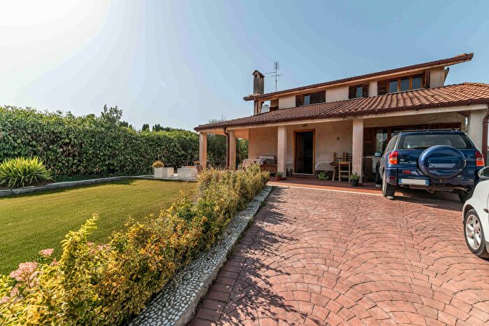 Casa con 6 locali in vendita in Via Re Enzo, Roma