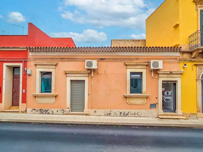 Casa bilocale in vendita in Via Venezia, Avola