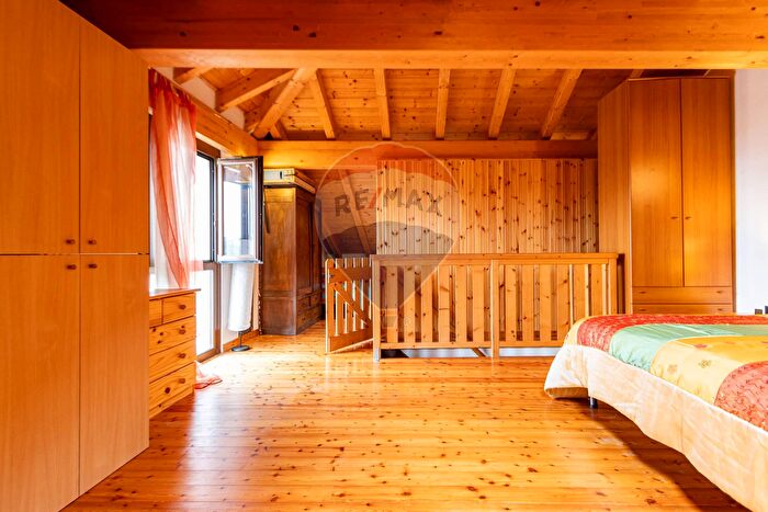 Appartamento trilocale in vendita in Piazza Armando Diaz, Esino Lario