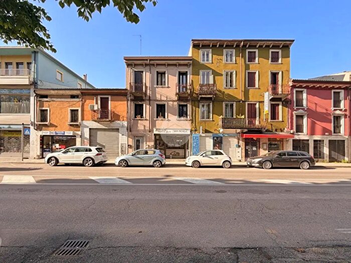 Appartamento trilocale in vendita in Via Unita dItalia, Verona