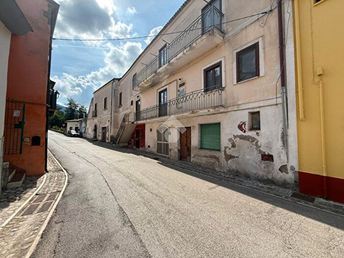 Appartamento con 6 locali in vendita in Via Fontana, Melizzano