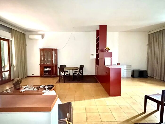 Casa con 13 locali in vendita in Empoli