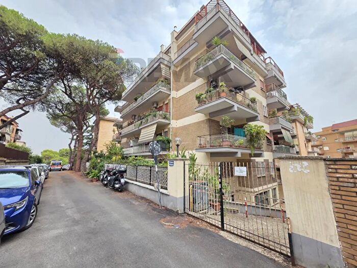 Appartamento trilocale in affitto in Via Colle dei Pini, Roma