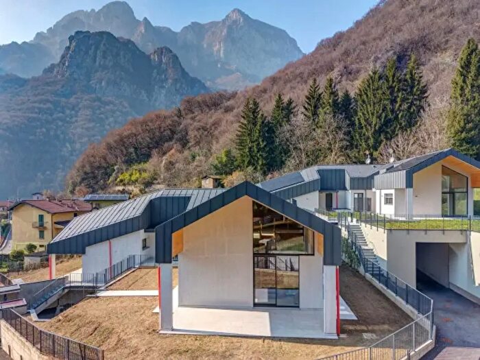 Casa quadrilocale in vendita in Località Pomedo, Lecco