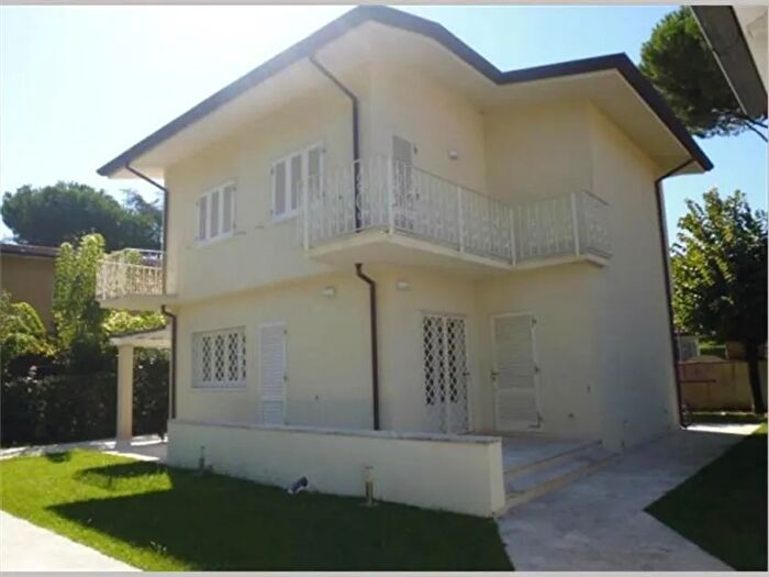 Casa con 6 locali in vendita in Forte Dei Marmi